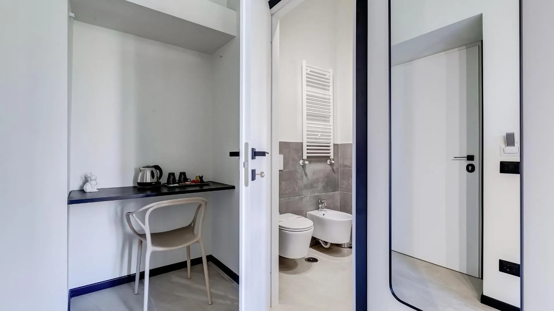 Vivilo Collection - Muggia 21 Suites Rome 0*,  Italy